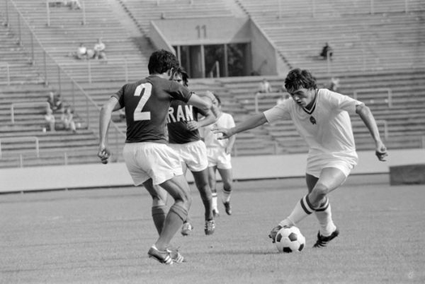 Várady Béla (fehérben) két iráni játékost ültet hintába a müncheni olimpiai labdarúgó-torna Magyarország-Irán mérkőzésén 1972. augusztus 27-én.<br /> Fotó: MTI/Petrovits László