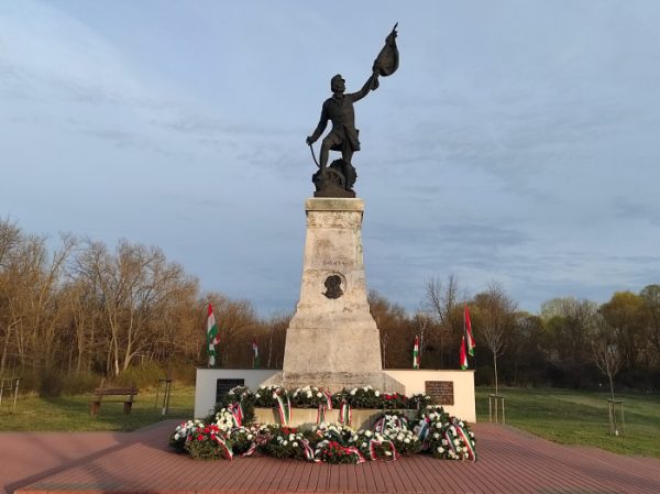 A tápióbicskei csata hőseinek tiszteletére emelt emlékmű. Fotó: Kovács Attila