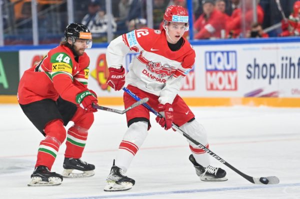Fejes Nándor (b) és a dán Oscar Moelgaard a jégkorong-világbajnokság első fordulójában játszott Dánia-Magyarország mérkőzésen a finnországi Tamperében 2023. május 13-án.<br /> Fotó: MTI/Illyés Tibor