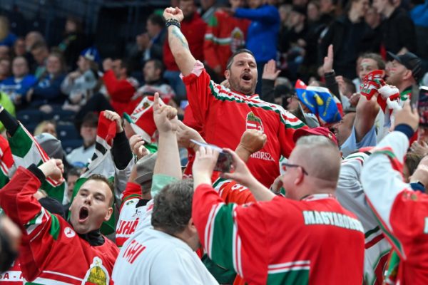 Joggal ünnepeltek a magyar szurkolók a jégkorong-világbajnokság harmadik fordulójában játszott Franciaország-Magyarország mérkőzés után, mert válogatottunk hosszabbítás után legyőzte a gallokat!<br /> Fotó: MTI/Illyés Tibor