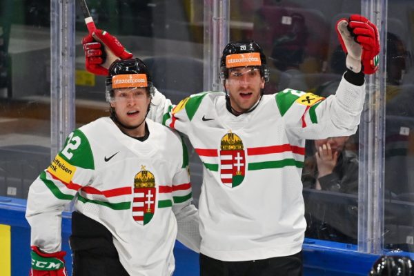 Galló Vilmos (b) és Sofron István (b2) örül a második magyar gólnak a jégkorong-világbajnokság hetedik fordulójában játszott Magyarország-Ausztria mérkőzésen a finnországi Tamperében 2023. május 19-én.<br /> Fotó: MTI/Illyés Tibor