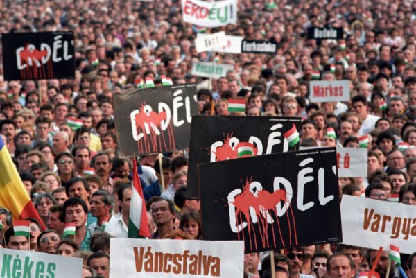 Az erdélyi falurombolás elleni tiltakozó demonstráció résztvevői a Hősök terén 1988. június 27-én.<br />Fotó: MTI/Kovács Attila
