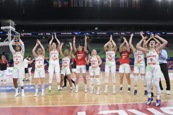 Jogos volt az eufória a lefújás után, a magyar női kosárlabda-válogatott ugyanis huszonhat év után jutott be ismét a legjobb négy közé az Európa-bajnokságon!<br />Fotó: MTI/Kovács Tamás
