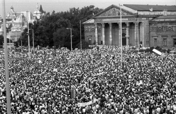 Amikor a Hősök terén június 27-én este megkezdődött az a demonstráció, addigra a tömeg teljesen megtöltötte a hatalmas teret.<br />Fotó: MTI/E. Várkonyi Péter