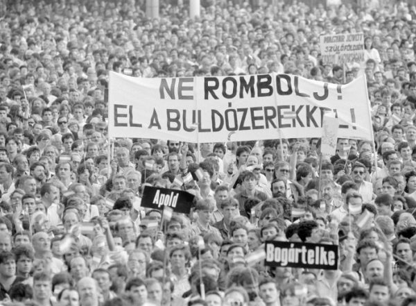 A tüntetők egy csoportja az erdélyi falurombolás elleni tüntetésen 1988. június 27-én a budapesti Hősök terén.<br />Fotó: MTI/Varga László