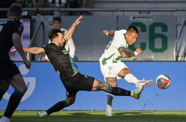 Cristian Ramírez (j) szenzációs játékkal, valamint góllal és gólpasszal tért vissza a Ferencvárosba, amellyel rögtön a mezőny legjobbja lett. br />Fotó: MTI/Szigetváry Zsolt