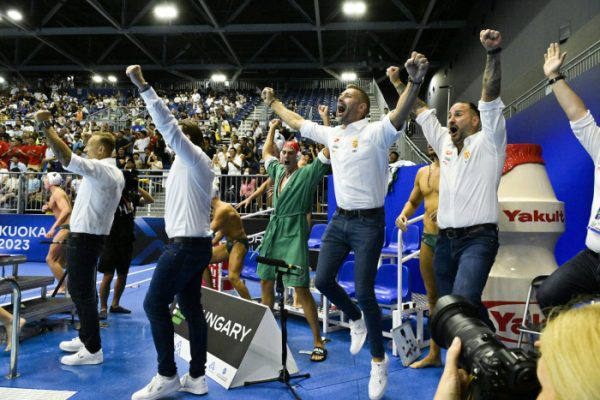 A magyar csapat ünnepli győzelmét a férfi vízilabdatorna megnyerése után a fukuokai vizes világbajnokságon.<br />Fotó: MTI/Koszticsák Szilárd
