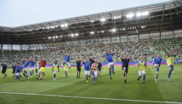 Jogos és megérdemelt volt a feröeri Kí Klaksvík játékosainak ünneplése Ferencváros elleni BL-selejtező után.<br />Fotó: MTI/Illyés Tibor