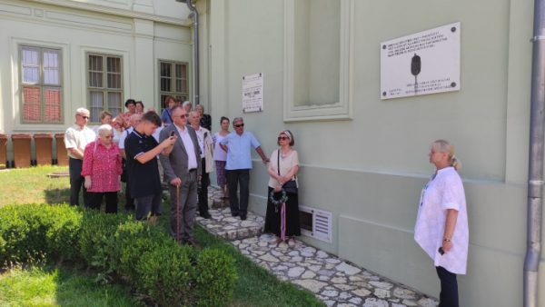 Menczer Erzsébet, a SZORAKÉSZ elnöke mond emlékbeszédet az NKVD egykori börtönépületén elhelyezett emléktáblánál Balatonfüreden 2023. július 8-án. Fotó: Kovács Attila
