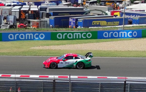 Száguldás, Porsche-szerelem... A Porsche Super Cup autói is nagyon nagy tetszést arattak a publikum körében. Fotó: Kovács Attila