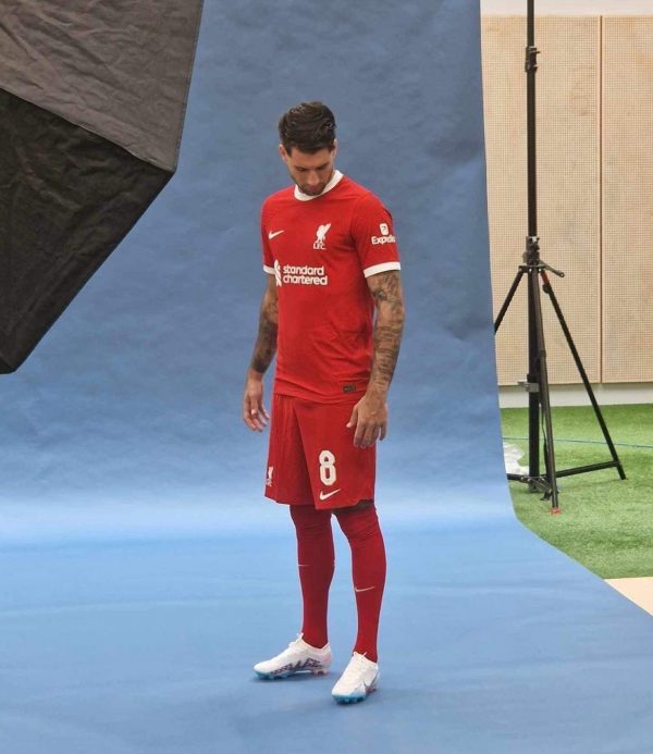 Szoboszlai Dominik első hivatalos fotózása a világ egyik legnagyobb klubjának mezében! (Exkluzív!) Forrás: Liverpool FC