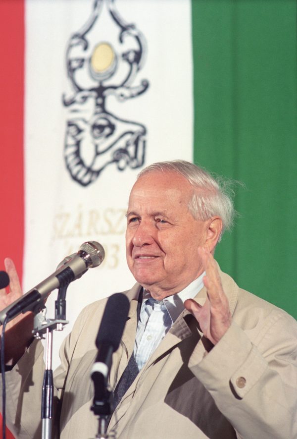 Püski Sándor beszél a szárszói konferencia hatodik napján rendezett szabad fórumon, 1993-ban. <br />Fotó: MTI/T. Asztalos Zoltán