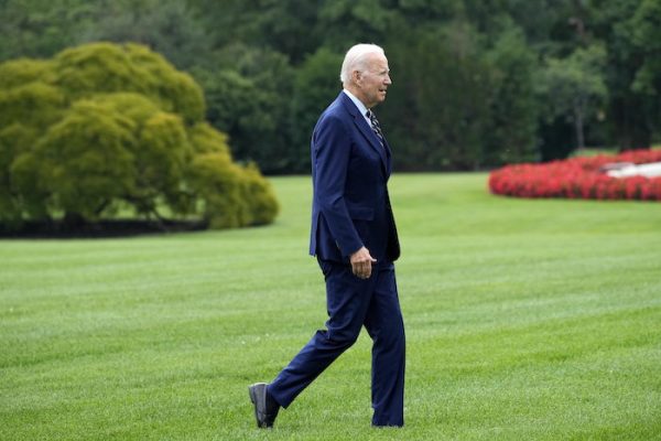 Joe Biden amerikai elnök egyszer a kamerák kereszttüzében tévedt el a Fehér Ház udvarán. <br />Fotó: MTI/AP/Jacquelyn Martin