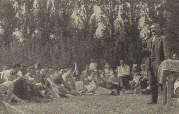 Veres Péter (a kép jobb oldalán, állva) tartja előadását a "Magyar Élet Táborban" 1943 augusztusában Balatonszárszón. Fotó: a Püski-család archívuma