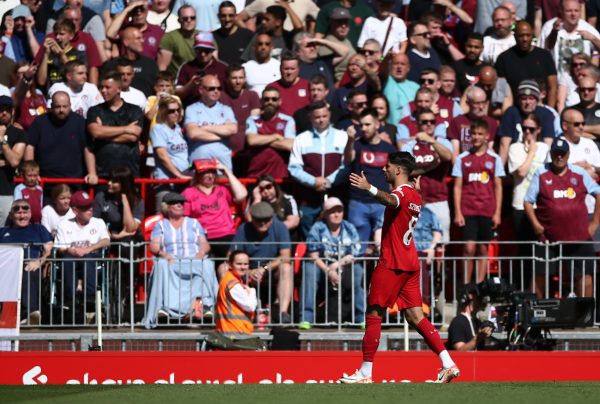 Szoboszlai Dominik, a Liverpool FC játékosa első angol bajnoki gólját ünnepli az Anfield Roadon, a Liverpool-Aston Villa mérkőzésen. Szoboszlai a találkozó harmadik percében, ballal talált be az ellenfél hálójába.<br />Fotó: MTI/EPA/Adam Vaughan