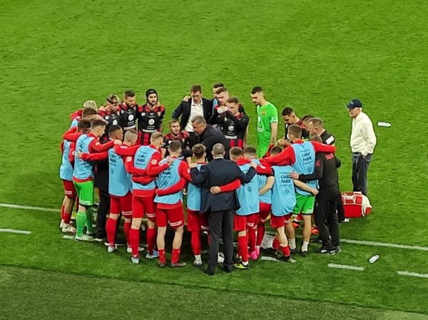 Mátyus János (középen) eligazítást tart játékosainak a labdarúgó Magyar Kupa-döntőben a Puskás Arénában. Fotó: Kovács Attila