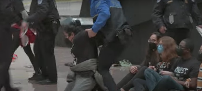 Az Izrael-ellenes tüntetők ezúttal a Capitolium egyik irodai részére törtek be (VIDEÓ!) – PestiSrácok