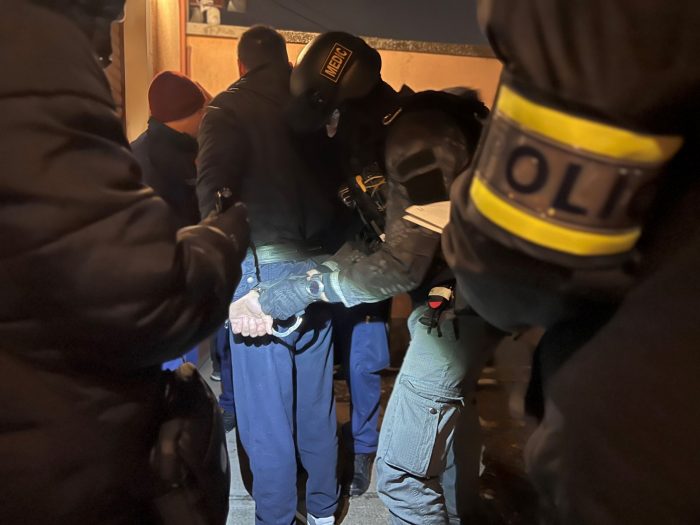 Az egyik elfogott UCC-hívő bilincsben (Forrás: police.hu)
