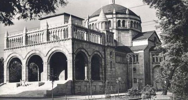 A "Mária Királysága", azaz a Regnum Marianum templom a Városliget szélén 1930-ban. A Rákosi-korszak tomboló egyházellenes terrorja idején, 1951-ben lerombolták, azóta sem épült újjá. Fotó: Wikipedia