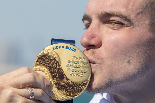 Az aranyérmes Rasovszky Kristóf a férfi nyílt vízi úszók 10 kilométeres versenye után a dohai vizes világbajnokságon 2024. február 4-én.<br />Fotó: MTI/Derencsényi István