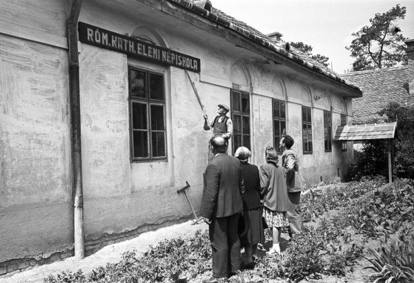 Leverik a falról a névtáblát a péceli római katolikus iskola államosítása alkalmával 1948. június 16-án.<br />Fotó: MTI/MAFIRT/Kozacsek Elek