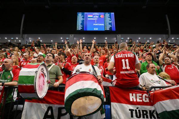 A magyar csapat szurkolói káprázatos hangulatot teremtettek végig, a selejtezőtorna három napja alatt.<br />Fotó: MTI/Purger Tamás