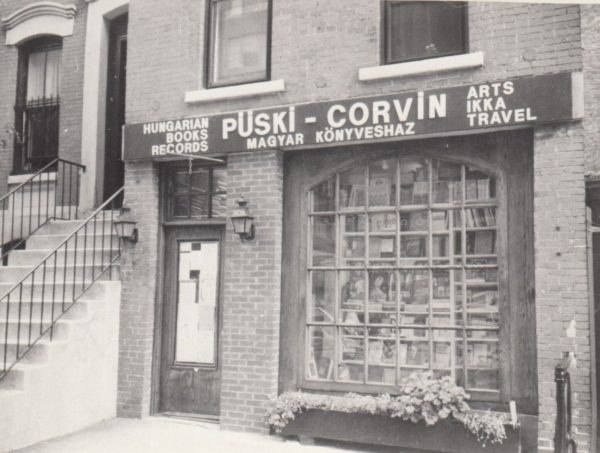 A Püski-könyvesház New Yorkban, a 82. utcában, az 1980-as évek elején. Fotó: a Püski-család archívuma