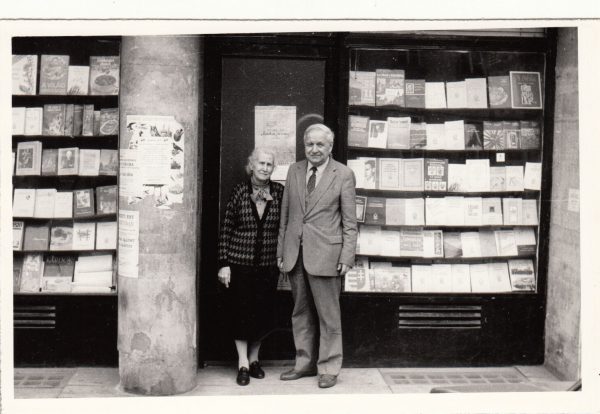 Püski Sándor és felesége, Ilus néni a család Krisztina körúton lévő könyvesboltja előtt 1992-ben. Fotó: a Püski-család archívuma