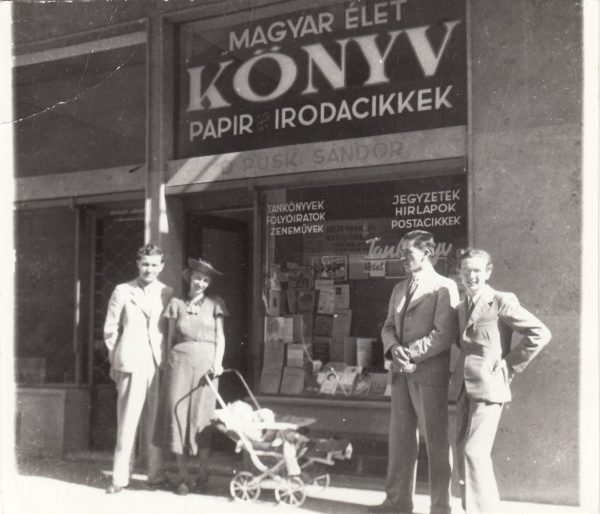 A Püski-házaspár (a kép bal szélén, babakocsival) a család első könyvesboltja előtt (Szerb utca 17.), 1940-ben. Fotó: a Püski-család archívuma