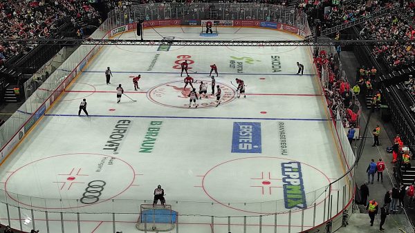 A korongbedobás pillanata a Magyarország-Kanada jégkorong-mérkőzésen, május 7-én az MVM Dome-ban. A szerző felvétele.
