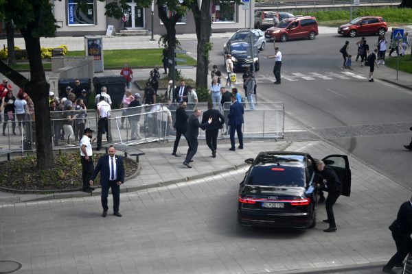 A merénylet áldozatává vált Robert Fico szlovák miniszterelnök testőrei intézkednek a lőfegyveres támadás helyszínén, a Pozsonytól mintegy 150 kilométerre, északkeletre fekvő Nyitrabányán (Handlová) 2024. május 15-én. Robert Ficót több lövés érte a mellkasán és a gyomrán, a politikust életveszélyes állapotban, mentőhelikopterrel szállították kórházba.<br />Fotó: MTI/TASR/Radovan Stoklasa