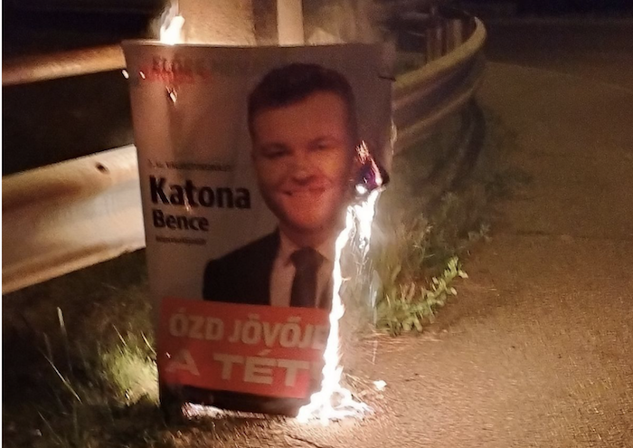Felgyújtották a Fidesz plakátjait Ózdon