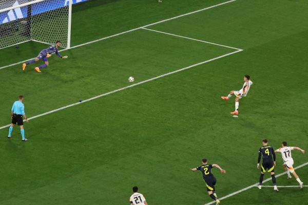 A német Kai Havertz 11-esből berúgja csapata harmadik gólját Angus Gunn skót kapusnak a németországi labdarúgó Európa-bajnokság Németország és Skócia között az A csoportban játszott nyitómérkőzésén a müncheni Allianz Arénában 2024. június 14-én.<br />Fotó: MTI/EPA/Mohamed Meszara