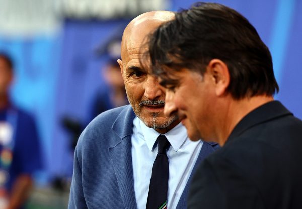 Luciano Spalletti olasz (b) és Zlatko Dalic horvát szövetségi kapitány kissé megkeverte a kártyákat az utolsó csoportmeccsre.<br />Fotó: MTI/EPA/Filip Singer