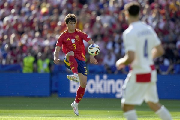 A spanyol Robin Le Normand (b) a németországi labdarúgó Európa-bajnokság B csoportjának 1. fordulójában játszott Spanyolország-Horvátország mérkõzésen a berlini Olimpiai Stadionban 2024. június 15-én.<br />Fotó: MTI/AP/Szergej Gric