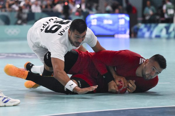 Minden egyes labdáért elképesztőt harcoltak a játékosok a Magyarország-Egyiptom csoportmeccsen. <br />Fotó: MTI/Czeglédi Zsolt
