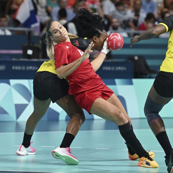 Klujber Katrin (elöl) és az angolai Helena Paulo a 2024-es párizsi nyári olimpia női kézilabdatornájának B csoportjában játszott Magyarország - Angola mérkőzésen a Dél-párizsi 6-os Arénában 2024. július 30-án.<br />Fotó: MTI/Koszticsák Szilárd