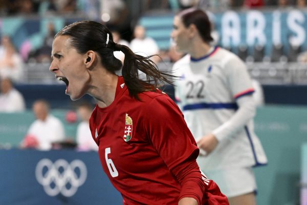 Szöllősi-Schatzl Nadine örül egy gólnak a 2024-es párizsi nyári olimpia női kézilabdatornájának B csoportjában játszott Magyarország - Franciaország mérkőzésen a Dél-párizsi Arénában 2024. július 25-én.<br />Fotó: MTI/Illyés Tibor