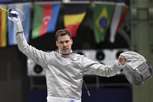 Szatmári András a 2024-es párizsi nyári olimpia férfi kard csapatversenyének negyeddöntőjében. <br />Fotó: MTI/Illyés Tibor