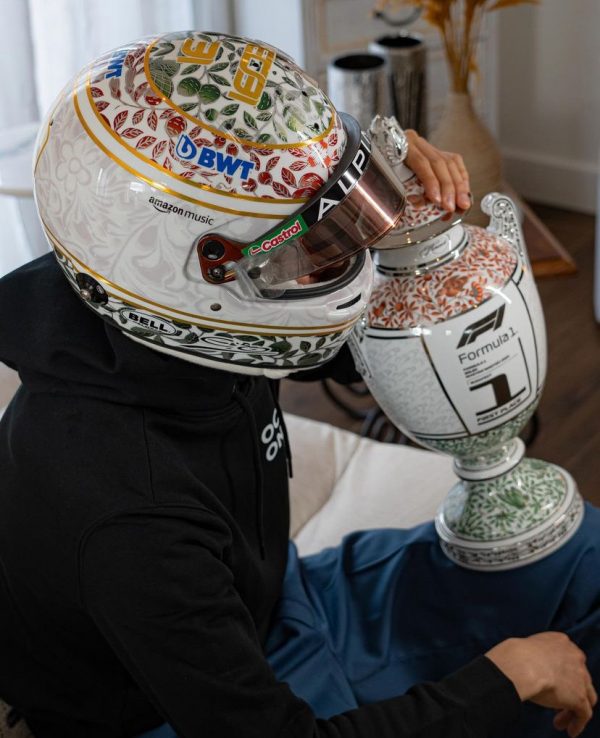 Az Alpine francia pilótája, Esteban Ocon herendi mintás sisakkal tiszteleg a híres magyar porcelángyár előtt, amely ezúttal is pompás fődíjat készített a Magyar Nagydíj dobogósainak. Fotó: Instagram/Esteban Ocon