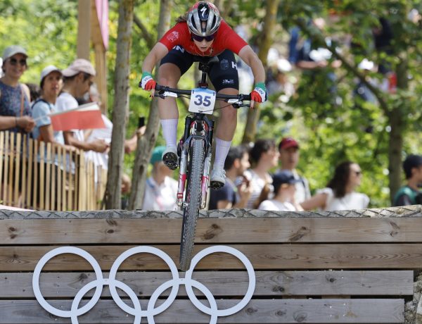 Vas Kata Blanka a női hegyikerékpárosok versenyében a 2024-es párizsi nyári olimpián 2024. július 28-án.<br />Fotó: MTI/EPA/Erik S. Lesser