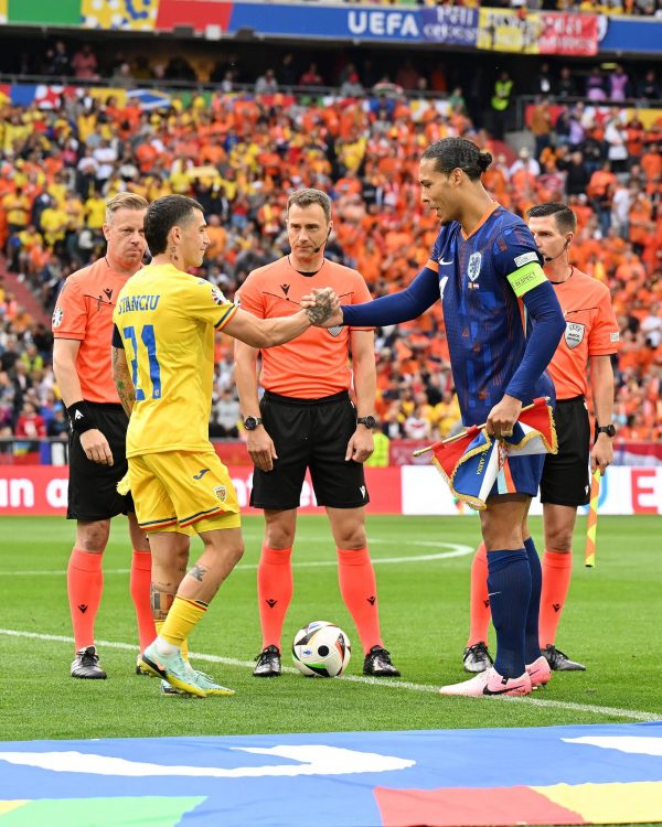 A két csapatkapitány - Stanciu és Van Dijk - köszönti egymást a kezdés előtt a Románia-Hollandia Eb-nyolcaddöntőn. Fotó: Facebook/UEFA EURO 2024