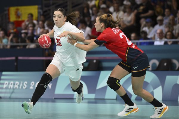 Vámos Petra (b) és a spanyol Paula Arcos a 2024-es párizsi nyári olimpia női kézilabdatornája B csoportjában játszott Spanyolország-Magyarország mérkőzésen.<br />Fotó: MTI/Czeglédi Zsolt