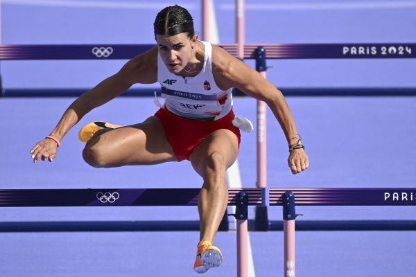 Kerekes Grétát az ausztrál futó esése és az eldőlő gát okozta kézsérülés sem akadályozta meg abban, hogy célba érjen, így ott lehet a holnap délelőtti reményfutamban és továbbjuthat.<br />Fotó: MTI/Czeglédi Zsolt