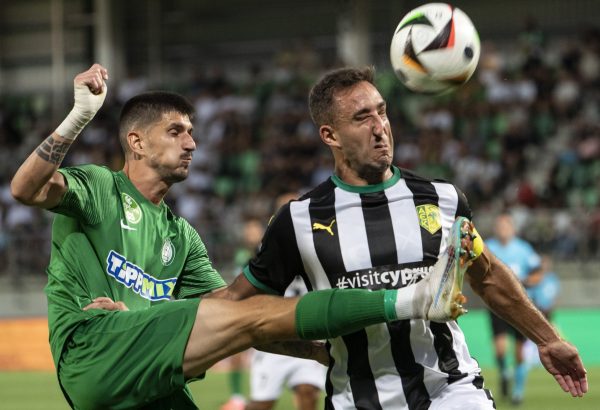 Osváth Attila (b) és Ángel García párharca a labdarúgó Konferencia Liga selejtezőjének 2. fordulójában játszott Paksi FC-AEK Larnaca mérkőzésen a Paksi FC Stadionban 2024. július 25-én.<br />Fotó: MTI/Szigetváry Zsolt