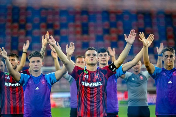 A Fehérvár FC játékosai, középen Csongvai Áron csapatkapitány köszönik meg a szurkolást a labdarúgó Konferencia Liga második selejtezőkörében játszott Fehérvár FC-Szumgajit FK visszavágja után a székesfehérvári Sóstói Stadionban 2024. július 31-én. A mérkőzés gól nélküli döntetlennel ért véget, a Fehérvár FC 2-1-es összesítéssel jutott a következőõ fordulóba.<br />Fotó: MTI/Vasvári Tamás