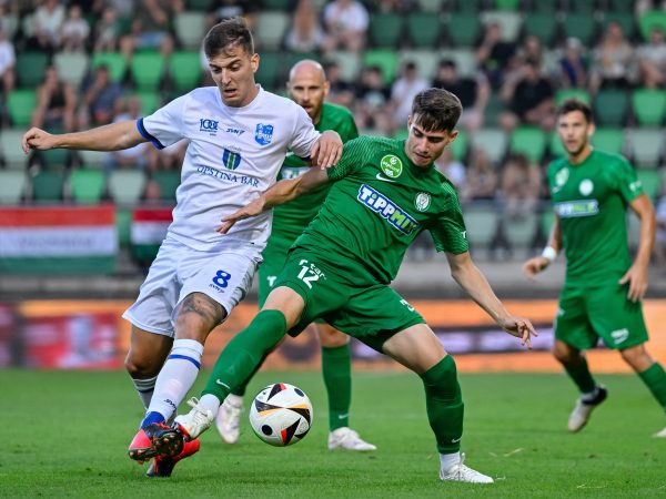 Vas Gábor, a Paks (j) és Marko Djurisics, a montenegrói Mornar játékosa a labdarúgó Konferencia Liga harmadik selejtezőkörében játszott Paksi FC-FK Mornar Bar mérkőzésen.<br />Fotó: MTI/Vasvári Tamás