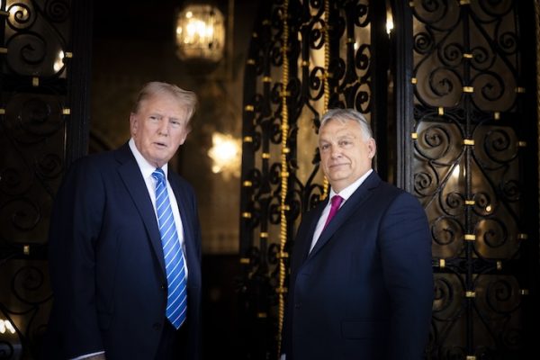 Orbán Viktor (j.) kockáztatott és nyert! Donald Trump mellett mindvégig kitartott, támogatta elnökjelölti időszakában is és most, Trump Fehér Házba költözésével jelentős javulás várható az amerikai-magyar kapcsolatokban. <br />Fotó: MTI/Miniszterelnöki Sajtóiroda/Fischer Zoltán