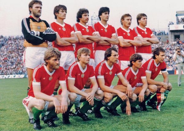 Az Európából elsőként Mexikóba jutó magyar válogatott kezdőcsapata 1985. május 14-én a Hollandia elleni vb-selejtezőn a Népstadionban. Felső sor: Disztl P., Péter Z., Esterházy, Nagy A., Garaba, Kardos. Guggolnak: Róth, Détári, Kiprich, Sallai, Nyilasi. Fotó: MTI/Kristóf Lajos