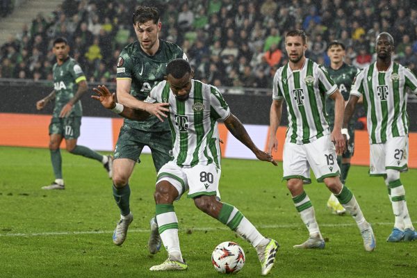 Habib Maiga (elöl, j), Varga Barnabás (j2) és Ibrahim Cissé (j), a Ferencváros, valamint Ben Davies, a Tottenham játékosa a labdarúgó Európa-liga alapszakaszának 2. fordulójában játszott Ferencvárosi TC - Tottenham Hotspur mérkőzésen a budapesti Groupama Arénában 2024. október 3-án.<br />Fotó: MTI//Koszticsák Szilárd